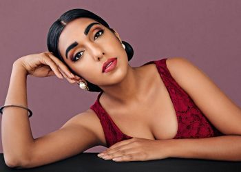 Especial | Conheça Rupi Kaur, a escritora que transparece sensibilidade e beleza mesmo através da dor presente em suas obras
