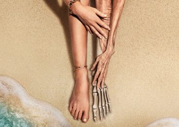 Pôster do filme Tempo - Uma pessoa sentada na beira da praia com a perna direita e braço direito jovens e braço esquerdo idoso, perna esquerda em ossos.