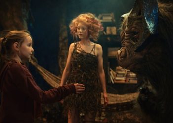 Cena do filme A Jornada Mágica de Emily, um dos três novos filmes lançados pelo Elite Filmes. Na esquerda, uma garota ruiva, cabelo liso e amarrado, pele clara e blusa vermelha. No centro, uma mulher de cabelo loiro, ondulado e bagunçado, pele clara e vestido marrom. Na direita, um monstro marrom e peludo.