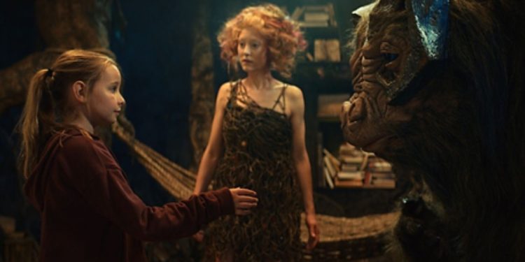 Cena do filme A Jornada Mágica de Emily, um dos três novos filmes lançados pelo Elite Filmes. Na esquerda, uma garota ruiva, cabelo liso e amarrado, pele clara e blusa vermelha. No centro, uma mulher de cabelo loiro, ondulado e bagunçado, pele clara e vestido marrom. Na direita, um monstro marrom e peludo.