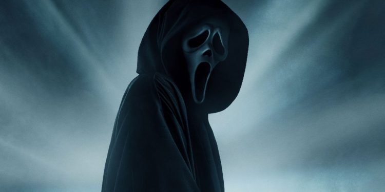 O assassino de pânico está ao centro da tela, de costas para o lado esquerdo da imagem. Ao fundo, há uma iluminação cinza que o cerca.