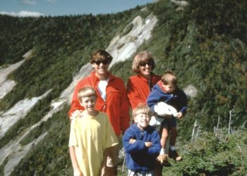 A família Lowe em uma foto mostrada em Torn.