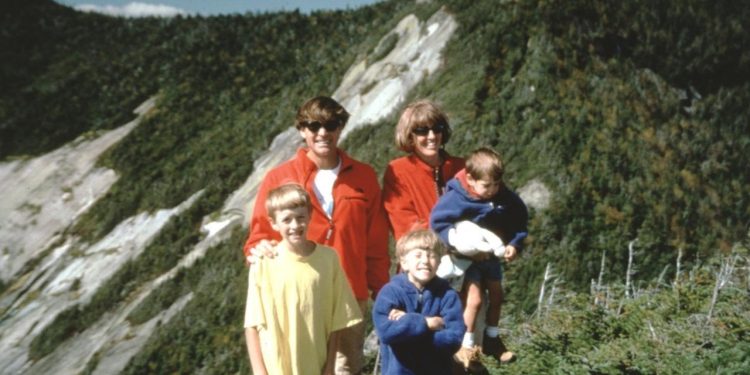 A família Lowe em uma foto mostrada em Torn.