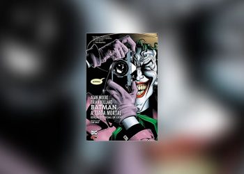 Coringa tira uma foto, dizendo "Sorria!" na capa oficial de Batman: A Piada Mortal