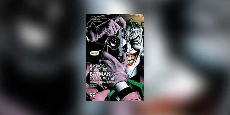 Coringa tira uma foto, dizendo "Sorria!" na capa oficial de Batman: A Piada Mortal