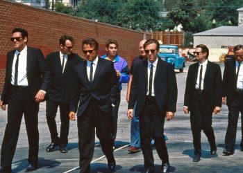 Michael Madsen (Blonde), Harvey Keitel (White), e Steve Buscemi (Pink), Quentin Tarantino (Brown), Edward Bunker (Blue), Cabot (Lawrence Tierney), e Nice Guy Eddie (Chris Penn) em uma famosa foto oficial de Cães de Aluguel.