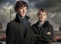 Sherlock e Watson olham para a câmera, atrás deles, Londres.