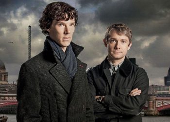 Sherlock e Watson olham para a câmera, atrás deles, Londres.