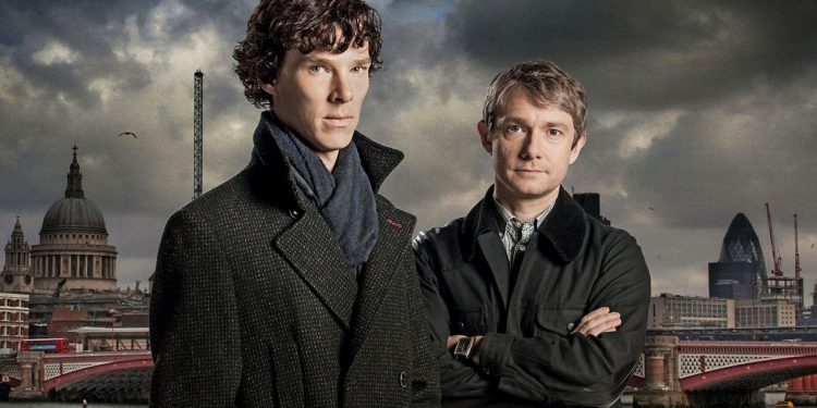 Sherlock e Watson olham para a câmera, atrás deles, Londres.