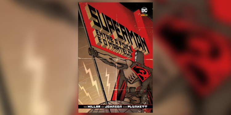 Superman segura uma bandeira soviética na capa de Entre A Foice e o Martelo