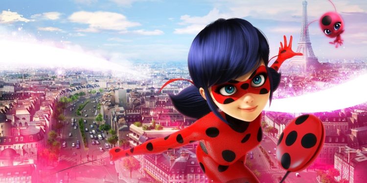 Ladybug e Tikki acima de Paris