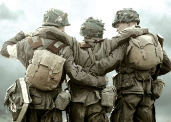 Soldados se ajudam no campo de batalha num pôster oficial de Irmãos de Guerra