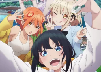 Nashiko Jippensha tirando uma selfie com suas amigas, Pai Nakawashi, Izumi Tokutomi e Riche Hayashi